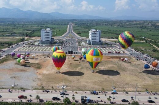 The first hot air balloon festival in the Central Highlands