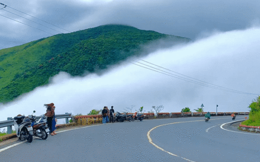 Going down Hai Van pass suddenly caught sight of the “cloud waterfall” flowing down, a beautiful moment