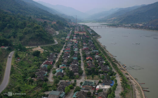 Street of houses on stilts with stone roofs by the Da River