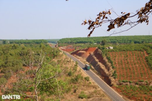 The unique steep road in Gia Lai “attracts” visitors to check-in