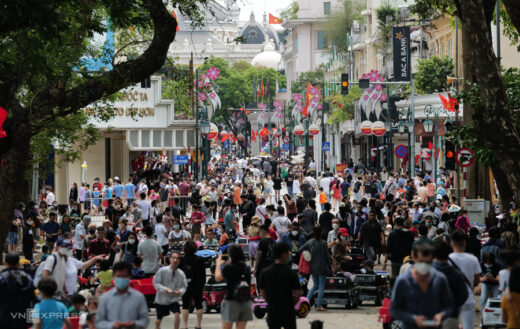 Vacationers throng Hanoi streets, tourist spots