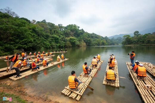 Take a boat ride, listen to then sing in the heart of Na Naa lake