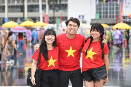 See the beautiful female fans cheering for U23 Vietnam: It’s raining but the air is hotter than ever!