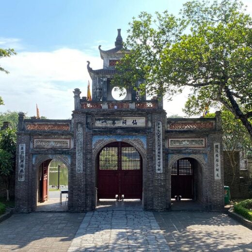 The most famous ancient capitals of Vietnam, with ancient beauty attract many visitors to check in