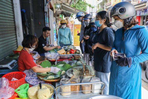 Sticky rice wrapped in lotus leaves attracts customers in Saigon