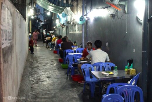 Hard to find snail shop in Quy Nhon is always crowded