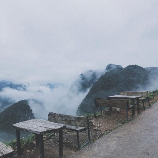 Cloud hunting cafe in Vietnam has a beautiful view, one hand has reached the clouds