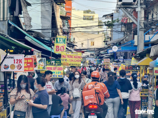 Market in Saigon was ‘happy again’, lights on until late at night