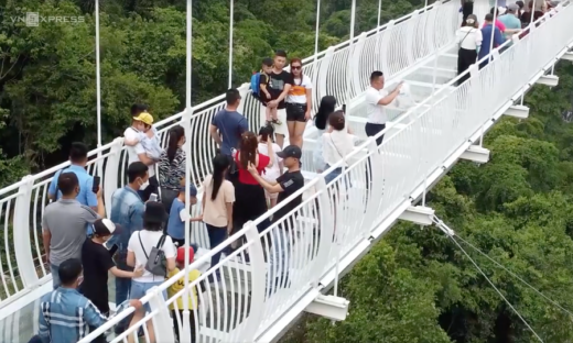 World's longest glass bridge in Vietnam draws thousands upon opening