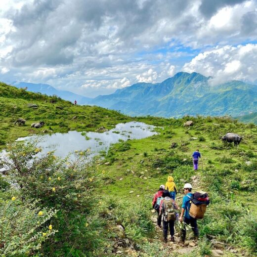 Conquering Ngu Chi Son mountain, ‘bathing’ yourself in a sea of ​​white clouds as beautiful as a paradise