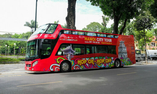 SEA Games athletes offered free rides on Hanoi double decker buses