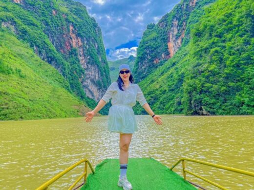 A one-legged girl traveling alone in Ha Giang