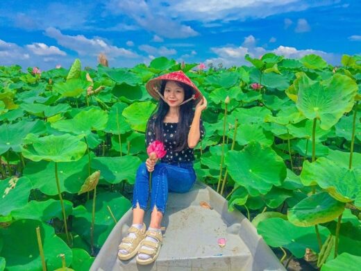 What does Mr. and Mrs. Tu’s farm have that makes Dong Thap young people flock to check in?