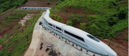 A high-speed train-shaped hotel appeared in Vietnam, located near the world’s longest pedestrian glass bridge