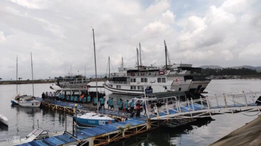 Ha Long Bay, Cat Ba Island suspend tourism as Storm Mulan nears