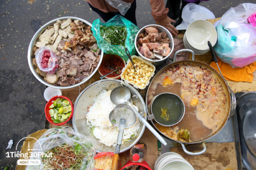 ‘Mobile canteen’ of office people in the center of District 1