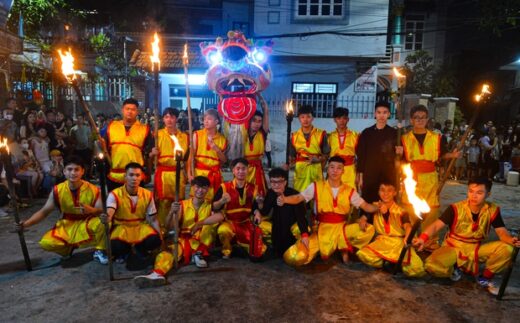 Photo: Unique lion dance, blowing fire like a circus performer on the Mid-Autumn Festival night by young people in the suburbs of Hanoi