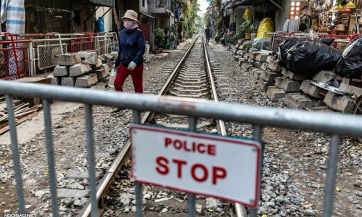 Foreign tourist hit by train while taking photos on Hanoi Train Street