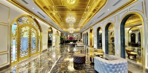 The international newspaper expressed surprise when seeing the hotel “sparkling gold” in the middle of Hanoi