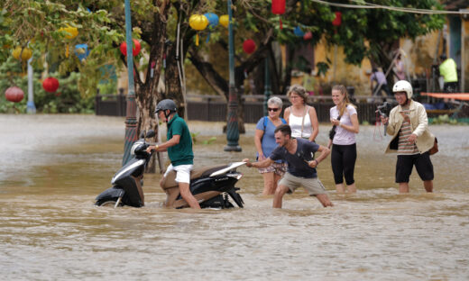 Foreign tourists flock onto Hoi An streets after Storm Noru weakens