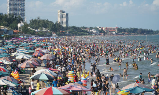 Vacationers make beeline for popular tourist destinations