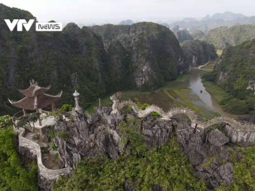 What does the ‘check-in mecca’ of Hang Mua have that attracts tourists on the occasion of September 2?