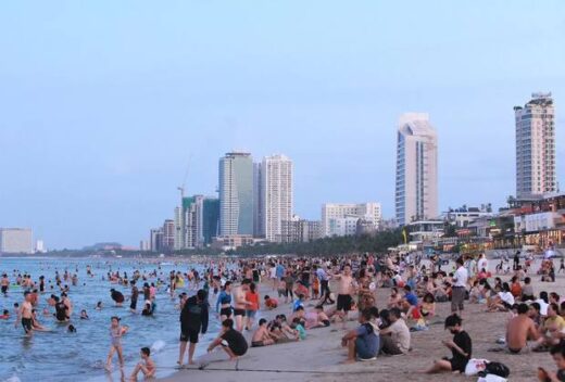 Photo: Da Nang beach is full of people on the occasion of September 2nd