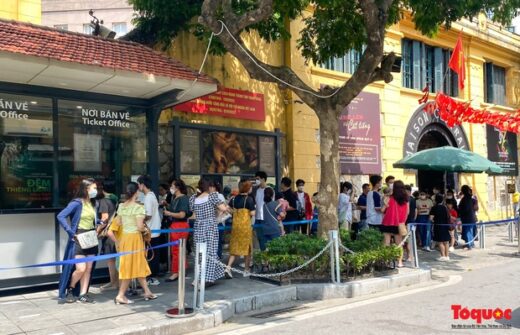 A large number of tourists go to red places in Hanoi during Independence Day