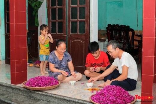 Drums – Special drums call Uncle Cuoi and Hang to look after the Moon