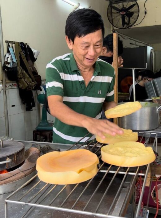 The famous 40-year-old coconut cake cart in District 5: No matter where you move, “intrinsic customers” still come to buy it