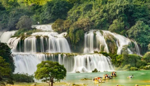 Go now lest you miss the waterfall season and experience the ‘hunting’ of golden rice in Cao Bang at a cost of less than 150$