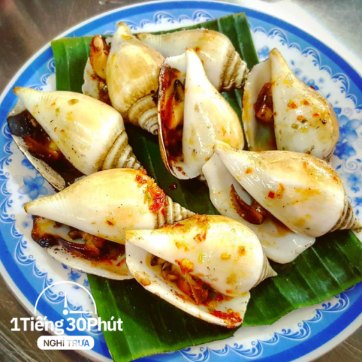 The alley snail shop makes office people skip meals to queue up to eat