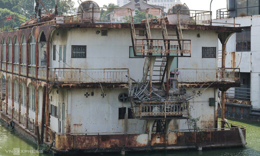 Abandoned cruise ship dismantled on Hanoi’s West Lake