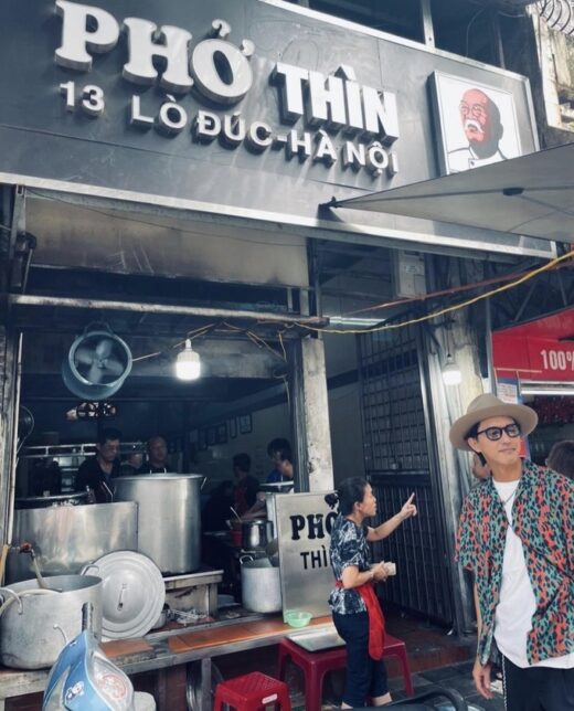 The two actors of “Superman Gao” eat beef noodle soup and walk around the streets of Hanoi