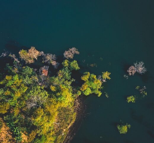 There is a lake of Khuoi Khoan Cao Bang lying peacefully watching the trees change leaves