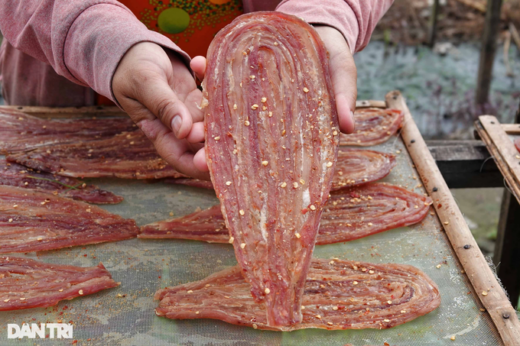 Processing half a ton of snakes per day in the floating season, drying and selling “expensive like hot cakes”