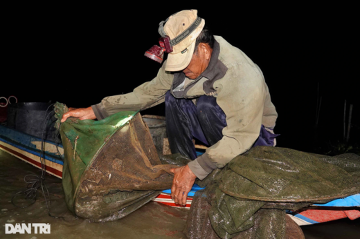 Unique skill of a fisherman who earns thousands of dollars of silver in the floating season