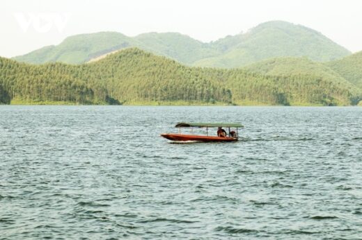 The enchanting charm of Thac Ba Lake in the floating season