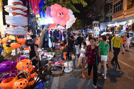 The streets of Hanoi are filled with people having fun, wearing horror costumes on Halloween