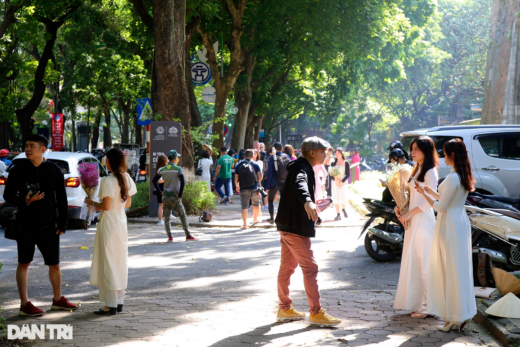 Crowded of people “hunting the sun” in the autumn on Phan Dinh Phung Street