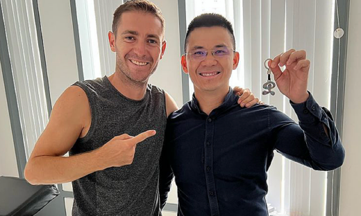 Spanish travel blogger returns to Vietnam to thank doctors for saving his legs