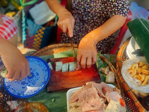 Wet cake rolled with sour shrimp – Hue royal delicacy “lost” on the sidewalk of the ancient capital