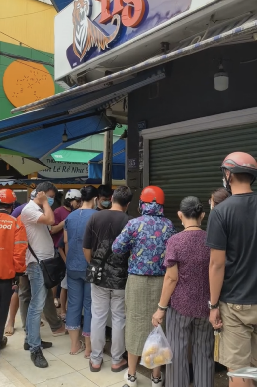 Experience the “fever” Hanoi autumn in Ho Chi Minh City: Young people invite each other to buy sticky rice and go to a cafe to sip