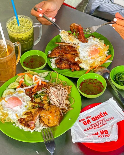 You don’t have to go far, just walking around Ho Chi Minh City, you can “eat down” famous dishes in 3 regions.