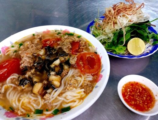 Northern-style vermicelli is crowded in the middle of Saigon