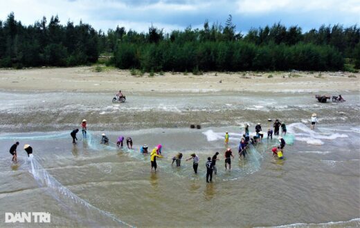 Fishermen teamed up to go backward to pull a record catch of 4 tons of fish