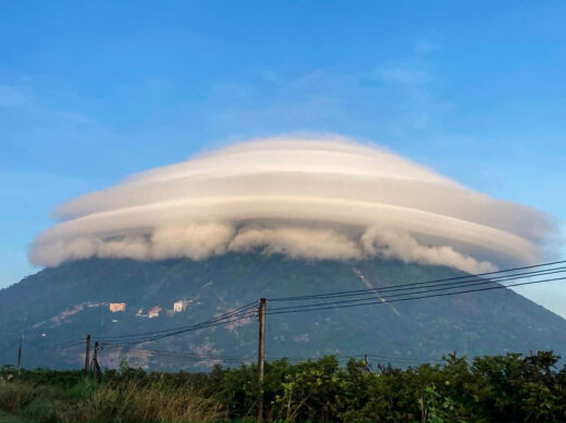 The amazing phenomenon of the ‘cloud disk’ on the top of Ba Den mountain