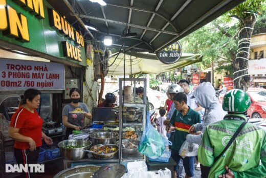 Western broken rice restaurant only sells 7 hours a day, more than 700 servings in Hanoi