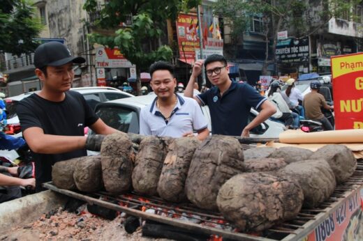 Giving chickens a herbal bath, wrapped in clay, the owner sells hundreds of chickens every day in Hanoi