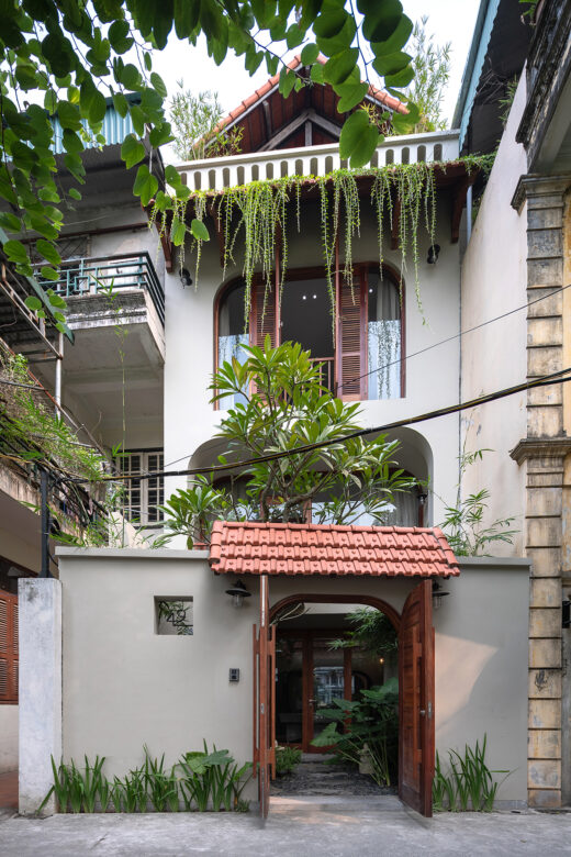 The three-domed house is like a shelter